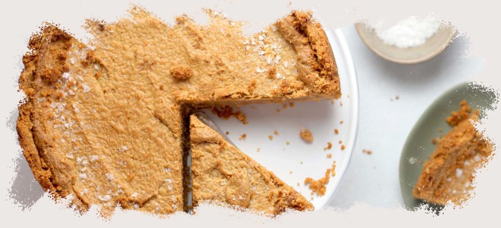 Pastel de atún sin gluten servido en una fuente con mayonesa